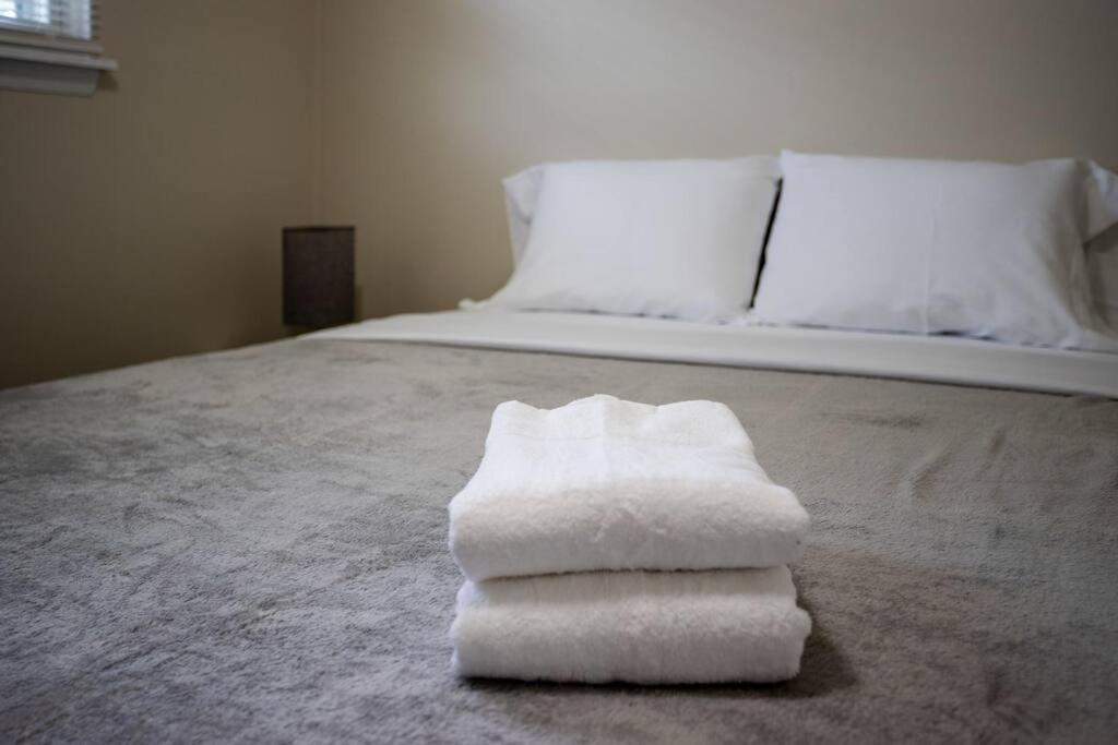 {Quiet Suburban Ranch Hot Tub} Mins Arpt/Rit/Dwnt Apartment โรเชสเตอร์ ภายนอก รูปภาพ