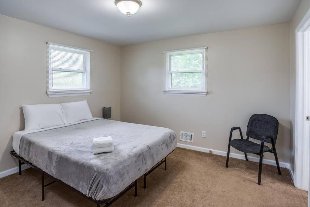 {Quiet Suburban Ranch Hot Tub} Mins Arpt/Rit/Dwnt Apartment โรเชสเตอร์ ภายนอก รูปภาพ