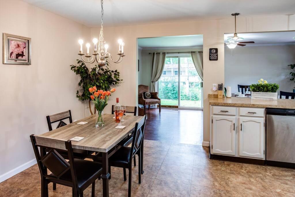{Quiet Suburban Ranch Hot Tub} Mins Arpt/Rit/Dwnt Apartment โรเชสเตอร์ ภายนอก รูปภาพ