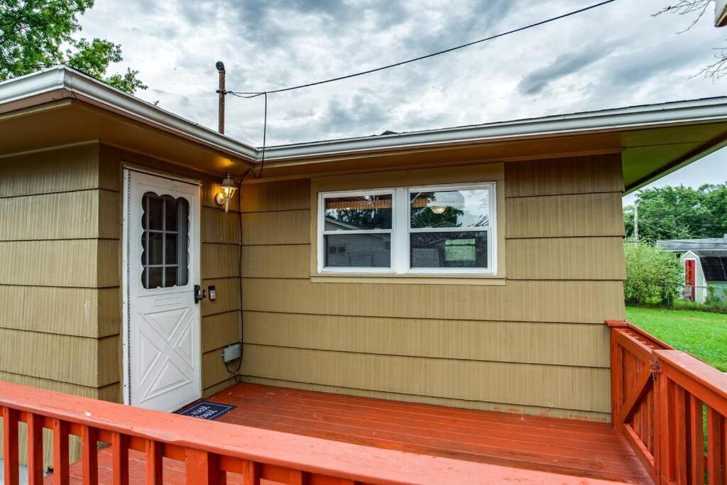 {Quiet Suburban Ranch Hot Tub} Mins Arpt/Rit/Dwnt Apartment โรเชสเตอร์ ภายนอก รูปภาพ