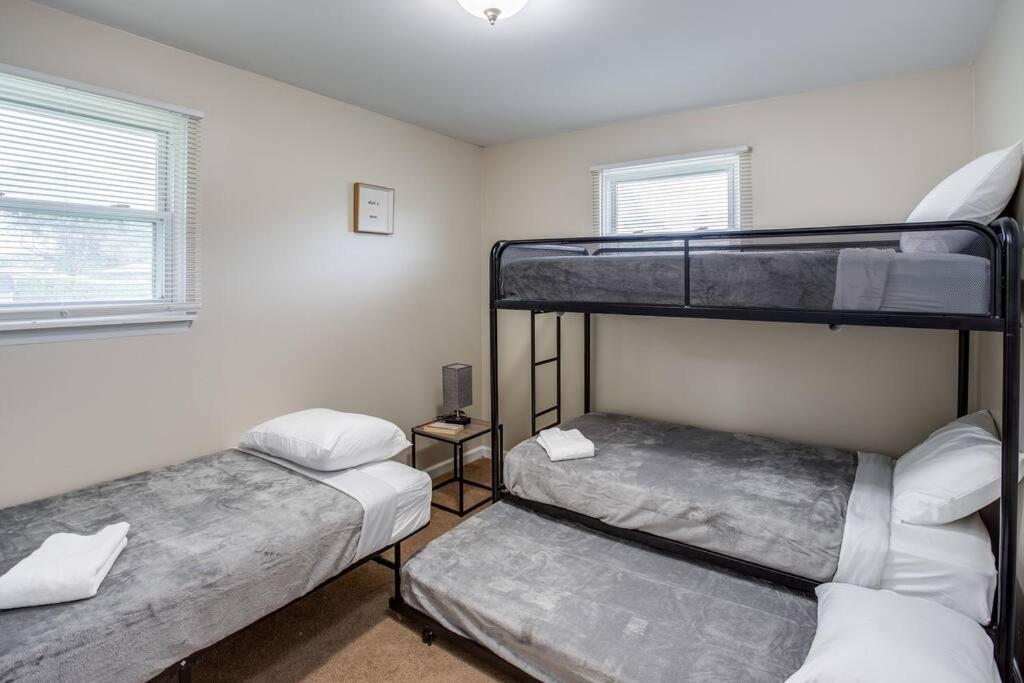 {Quiet Suburban Ranch Hot Tub} Mins Arpt/Rit/Dwnt Apartment โรเชสเตอร์ ภายนอก รูปภาพ