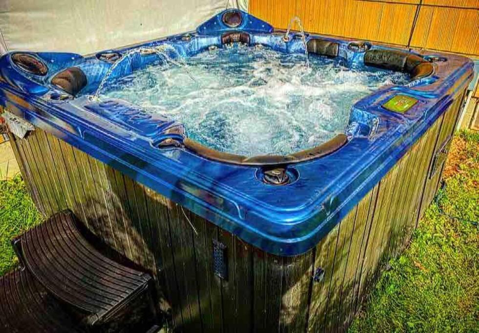 {Quiet Suburban Ranch Hot Tub} Mins Arpt/Rit/Dwnt Apartment โรเชสเตอร์ ภายนอก รูปภาพ