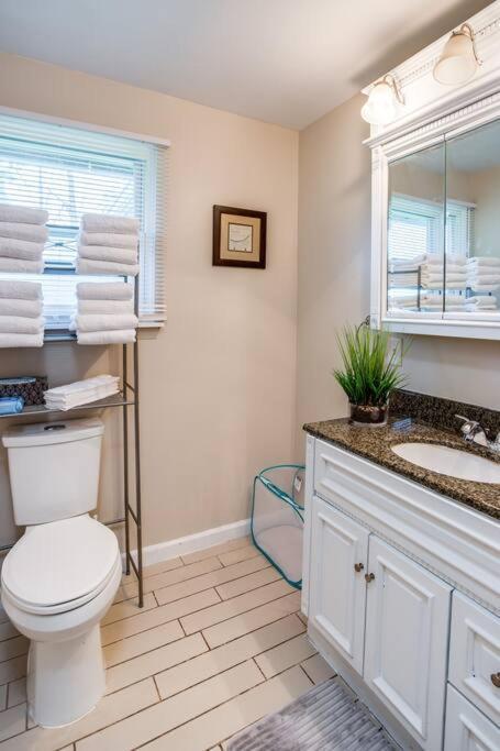 {Quiet Suburban Ranch Hot Tub} Mins Arpt/Rit/Dwnt Apartment โรเชสเตอร์ ภายนอก รูปภาพ
