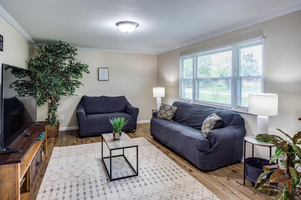 {Quiet Suburban Ranch Hot Tub} Mins Arpt/Rit/Dwnt Apartment โรเชสเตอร์ ภายนอก รูปภาพ