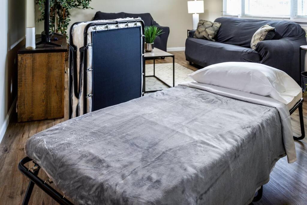 {Quiet Suburban Ranch Hot Tub} Mins Arpt/Rit/Dwnt Apartment โรเชสเตอร์ ภายนอก รูปภาพ