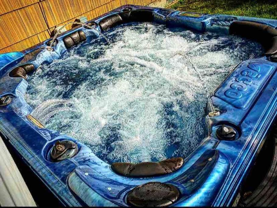 {Quiet Suburban Ranch Hot Tub} Mins Arpt/Rit/Dwnt Apartment โรเชสเตอร์ ภายนอก รูปภาพ